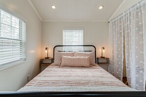 1 bedroom, bed sheets