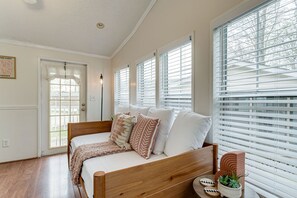 1 bedroom, bed sheets