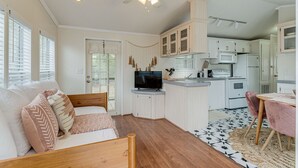 Um espaço compacto com cozinha compacta, sala de jantar e quarto.