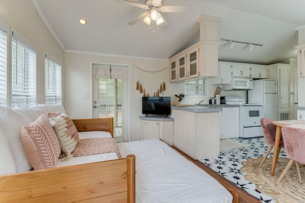 1 bedroom, bed sheets