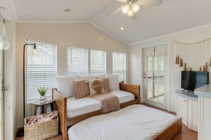 1 bedroom, bed sheets