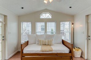 1 bedroom, Internet, bed sheets - Have the Sweetest Dreams @ the Honey Bear Cottage! (Monteagle)