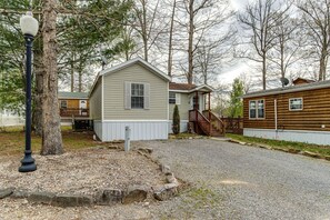 Exterior - Take a Trip Down Memory Lane @ Berenstain Cottage! (Monteagle)