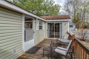Terrace/patio - Take a Trip Down Memory Lane @ Berenstain Cottage! (Monteagle)