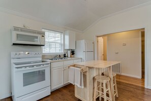 Fridge, microwave, oven, stovetop - Take a Trip Down Memory Lane @ Berenstain Cottage! (Monteagle)