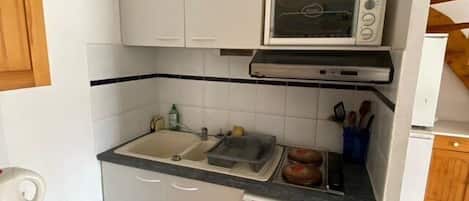 Fridge, cookware/dishes/utensils
