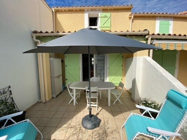 Terrace/patio - CHARMING LITTLE HOUSE WITH GARDEN AND PARKING GRAU DU ROI SLEEPS 6 (LE GRAU DU ROI)