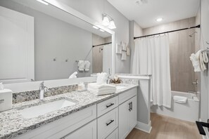 Combined shower/bathtub, towels - Lake Powell Landing - Lake and Ocean! (Panama City Beach)