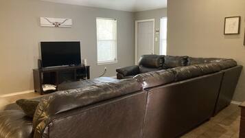Smart TV, chimenea y tenis de mesa