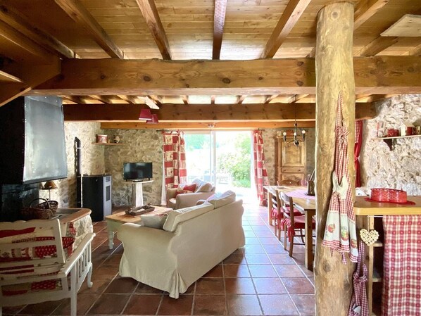 TV - Maison en Pierre 4 Faces, Esprit Chalet Avec Wifi et Jardin Privatif (FUILLA)