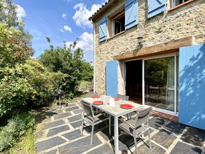 Outdoor dining - Maison en Pierre 4 Faces, Esprit Chalet Avec Wifi et Jardin Privatif (FUILLA)