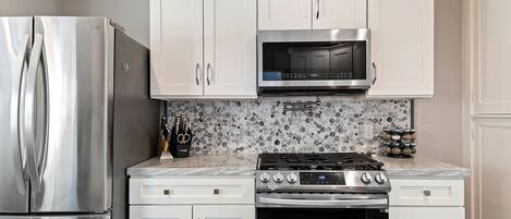 Frigorífico, microondas, horno y placa de cocina