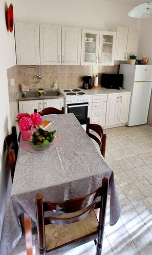 Frigorifero, forno, piano cottura, pentole/stoviglie/utensili