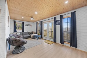 Téléviseur connecté, lecteur de DVD, table de baby-foot, livres