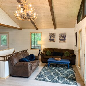 Smart TV, reproductor de DVD, futbolito y libros 