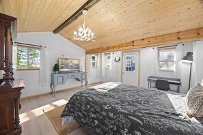 4 bedrooms, desk, travel crib, WiFi - Cozy Pet-Friendly Mtn Retreat w/ View, Game Room, Near Gatlinburg & PF (Pigeon Forge)