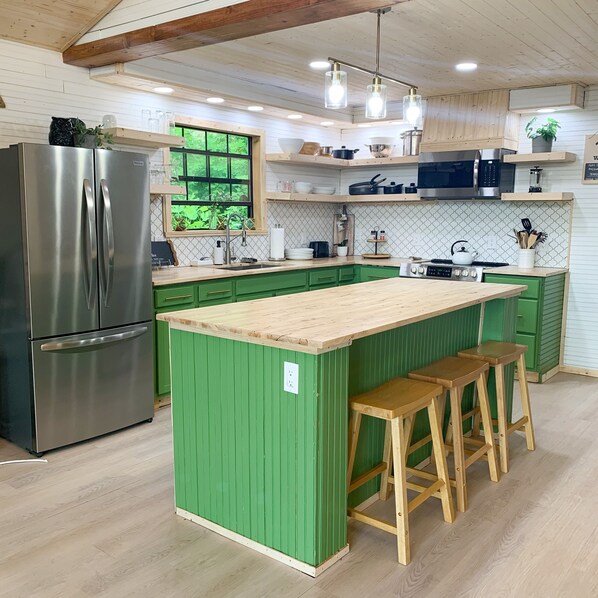 Refrigerador, microondas, horno y parrilla de estufa