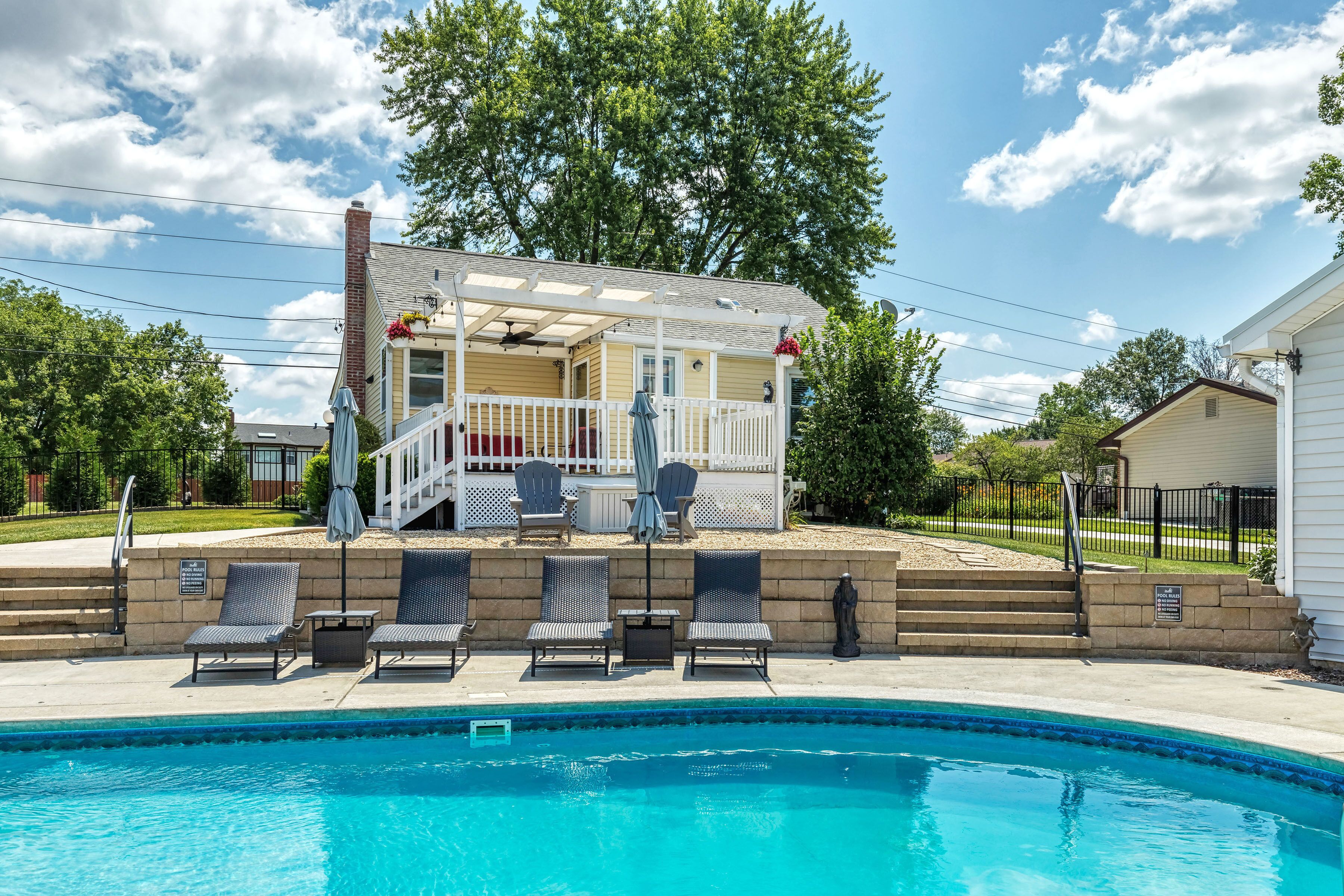 1121 Bungalow Bill Pool Side Retreat