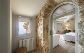 6 bedrooms, iron/ironing board, WiFi, bed sheets