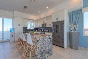 Réfrigérateur, four à micro-ondes, un four, surface de cuisson