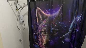 Secador de pelo, toallas, jabón y papel higiénico