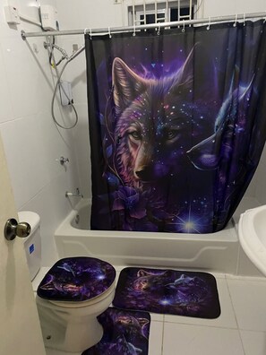 Hiustenkuivaaja, pyyhkeet, saippua, vessapaperi