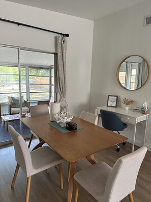 Interior - Cozy home and minutes from the beaches (Largo)