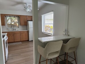 Fridge, microwave, oven, stovetop - Cozy home and minutes from the beaches (Largo)