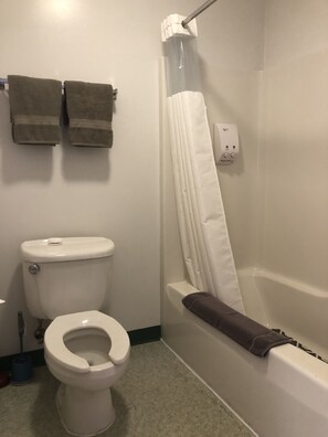 Standard-Einzelzimmer, 1 King-Bett | Badezimmer | Duschwanne, Haartrockner, Handtücher, Seife