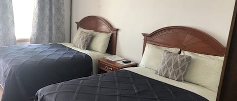 Kamar Standar, 2 Tempat Tidur Double | Seprai premium, Wi-Fi gratis, dan seprai linen