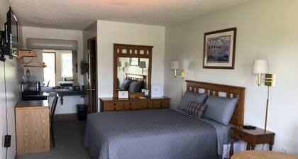 Edge Of The Woods Motel