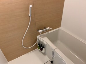 Een haardroger, handdoeken