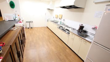 Køleskab, mikrobølgeovn, kogeplade, køkkentøj/tallerkener/redskaber