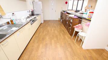 Fridge, microwave, stovetop, cookware/dishes/utensils