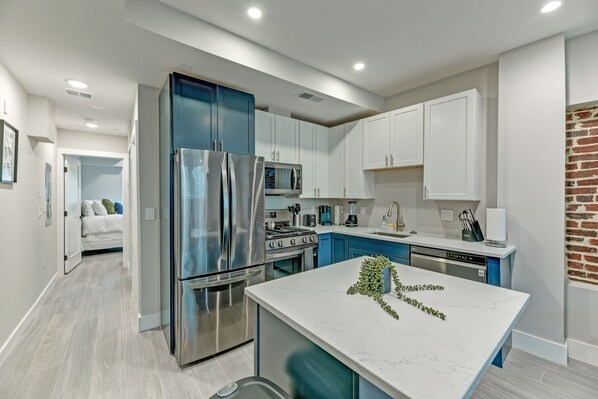 ثلاجة، ميكروويف، فرن، موقد طهي مسطح