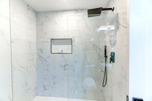 Regadera, secadora de cabello, toallas, papel de baño 