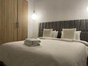 4 bedrooms, iron/ironing board, WiFi, bed sheets