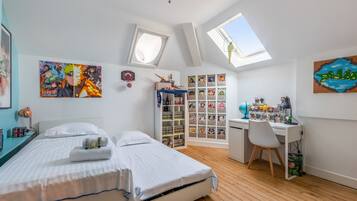 6 bedrooms, desk, WiFi, bed sheets