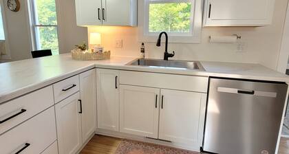 New! Tasteful, fresh 3BR on quiet street in Calumet