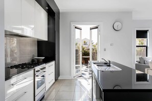 Fridge, microwave, oven, stovetop - Belle Maison - Glenelg, Cafe, Family, Beach (Glenelg)