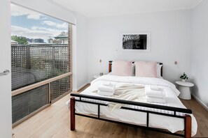 2 bedrooms, iron/ironing board, WiFi, bed sheets - Takana - Chic Guest House in Heart of CBD / 2B2B (Adelaide)