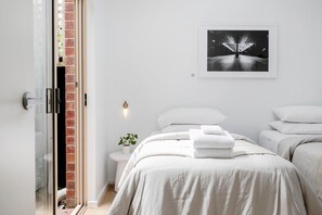 2 bedrooms, iron/ironing board, WiFi, bed sheets - Takana - Chic Guest House in Heart of CBD / 2B2B (Adelaide)