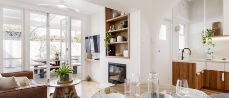 TV, fireplace