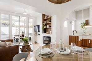 TV, fireplace - Sand Prints / Seafront / Cafes / Sleeps 6 / Dogs (Henley Beach)