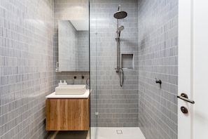 Shower, towels - Sand Prints / Seafront / Cafes / Sleeps 6 / Dogs (Henley Beach)
