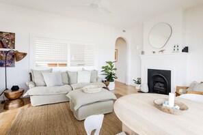 TV, fireplace - Sand Prints / Seafront / Cafes / Sleeps 6 / Dogs (Henley Beach)