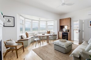 TV, fireplace - Sand Prints / Seafront / Cafes / Sleeps 6 / Dogs (Henley Beach)