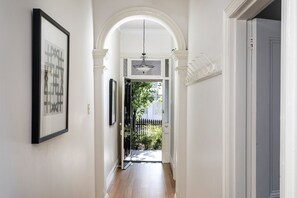 Interior - Maleny - beautiful family fave near The Parade (Beulah Park)