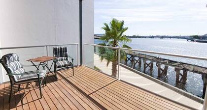 Dolphin Cove - Waterfront, Pool, Gym, Free Parking