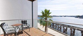 Dolphin Cove - Waterfront, Pool, Gym, Free Parking